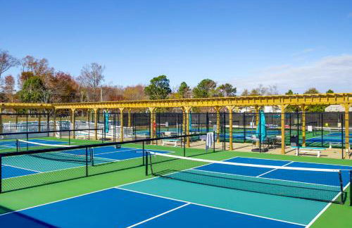 Pool Access and Beach Shuttle Millville Townhome! - Foto 35