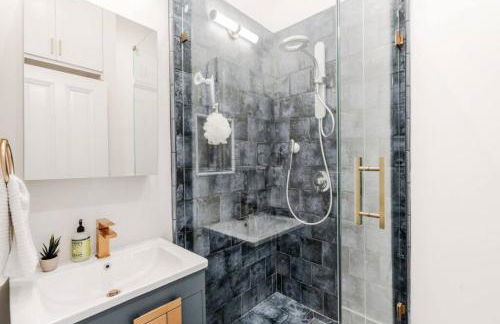 Charming Victorian Oasis with an Elegant and Spacious Haven - Foto 28