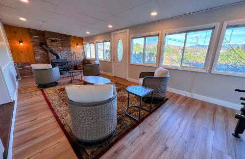 Renovated farmhouse on snowmobile trail with firepit & mountain views, 10 min from Bretton Woods! - Foto 10