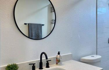 Uniquely remodeled historical district home - Foto 8