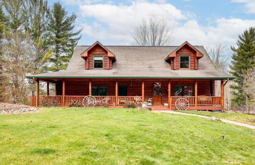 Spacious Log Home with 13 Acres, Ponds and Fire Pit! - Foto 2