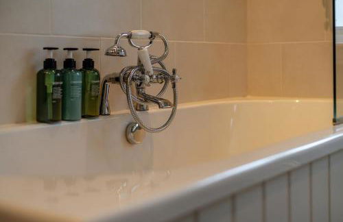 Scenic Oaklodge with wood burner - Photo 17