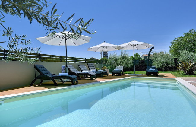 Superb Modern Villa With Pool, Large Fenced Yard Near the Beach - Foto 1