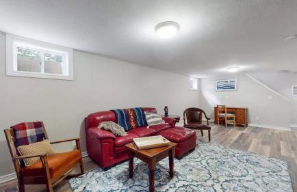 Charming four bedroom home with large yard and plenty of room for family - Foto 28