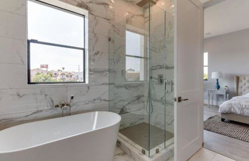 Luxury Modern 4 Bedroom 4 Bathroom Home with Rooftop Deck #4 - Foto 25