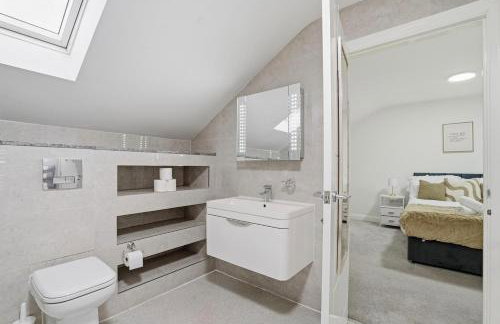 Spacious Ensuite Home near M6 with Driveway Parking - Foto 22