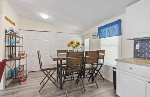 Spacious 2BR Retreat-10 minutes to the Beach! Pet Friendly! - Foto 19