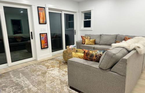 Luxe Modern Lakefront Oasis - Hot Tub, Sunset Views, Pet & Family Friendly! Close to UMF! - Foto 41