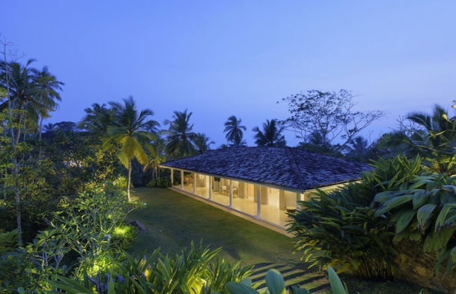 Cool and Contemporary Hilltop Villa With Ocean Views - Photo 9