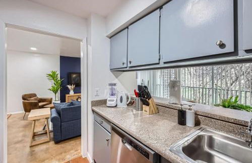 Your Airy King Suite Getaway - Sleeps 4 - Pool, Prkg - Photo 19