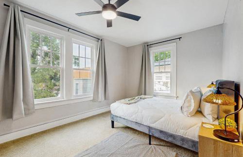 Spacious duplex with private balcony, washer & dryer, and WiFI - Foto 16