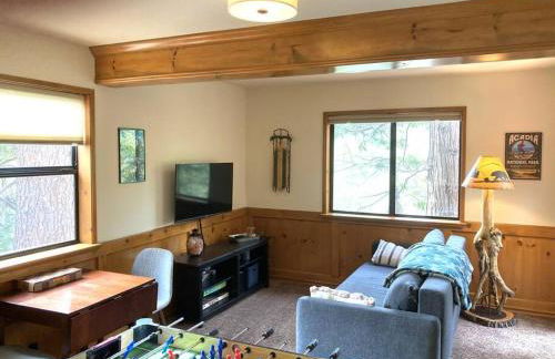Cozy 3BR Dog-Friendly Cabin- Level 2 EV Chgr - Photo 25