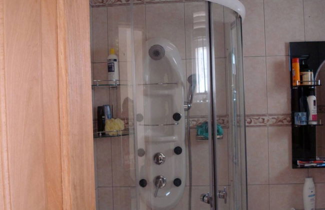 Captivating 3-bed Villa - Photo 23