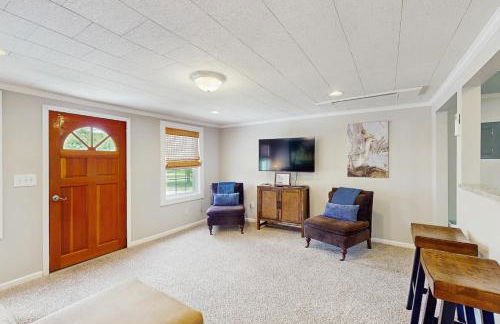 Dog-friendly coastal home with enclosed yard and boat parking available - Foto 5