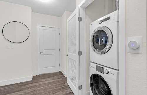 Bright and Airy 2 Bed on Biscayne Blvd with Free Park - Foto 11