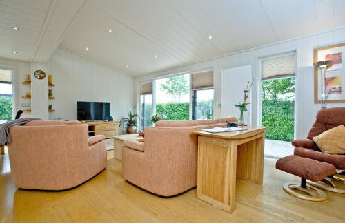 Amber Lodge, Strawberryfield Park - Hot Tub - Free WiFi & Parking - Photo 6