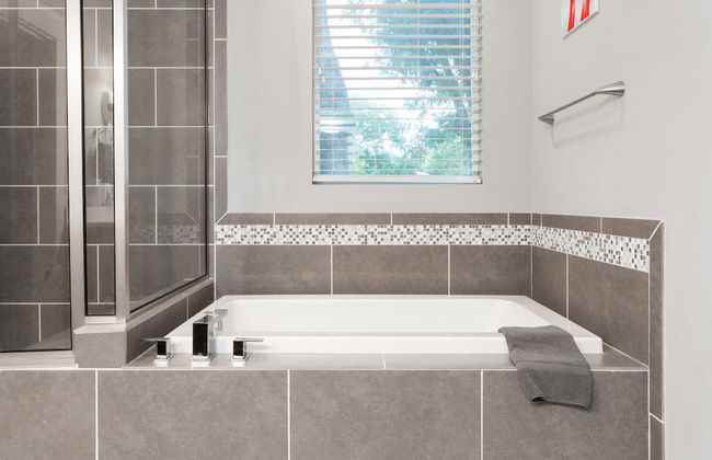 Upstay - East Austin Home w Yard Games Fire Pit - Photo 22