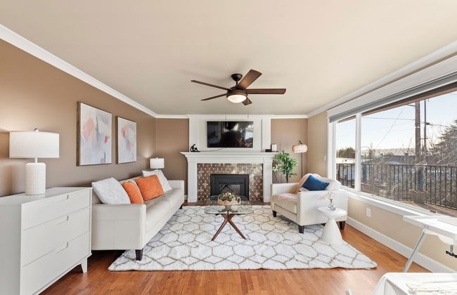 Renton Lakeside Oasis, Lakeview, 4B 2.5B, Spacious - Photo 1