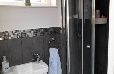 Cosy and Private with 55"TV and Dedicated Toilet Shower Space - Foto 30