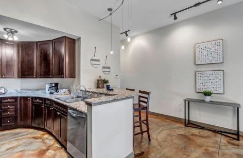 Modern, Insta-Worthy 2B Townhome in Walkable Springfield! - Photo 11