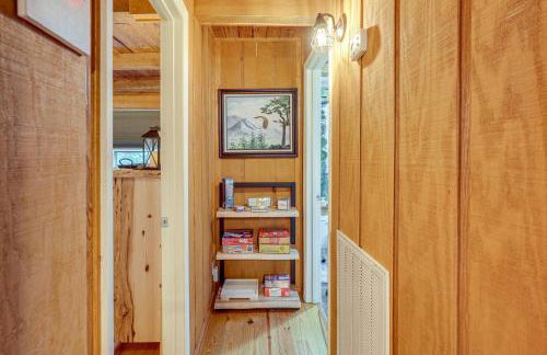 Soak in Hot Tub, Explore Outdoors Cleveland Cabin - Foto 8