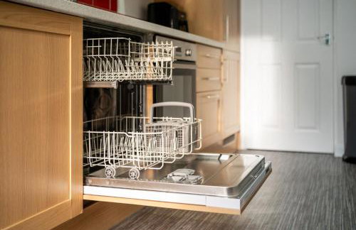 Cosy 3-Bed House With Parking, 5 Mins to QE & Uni - Photo 51