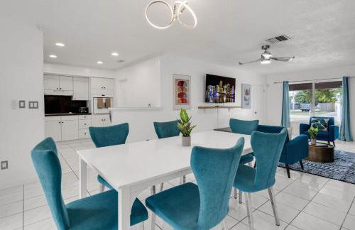 Stunning 4BR Oasis with Pool, 14 minutes to the Ocean - Foto 28