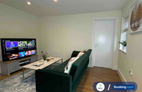 Modern 1 bedroom flat with free parking - Photo 4