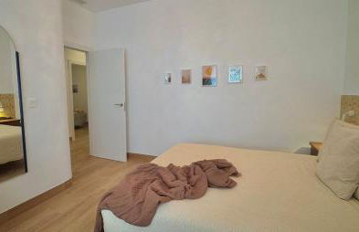 Stunning Home, AC, Beach, Backyard, 4 BR - Photo 34