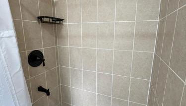 3 Bedrooms 4 Beds 2 Bathroom Single Family Home 5 Minutes to Quantico - Foto 3, Shower