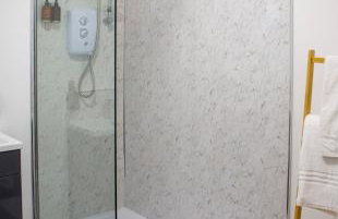 6 BR 3 Bath Spacious Tudor House & Free Parking - Foto 9