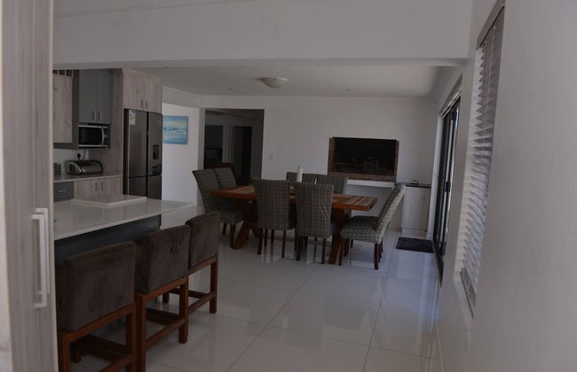 Pelican Cove is a Modern 4-bedroom Holiday Home in Langebaan With Some Sea Views - Foto 15