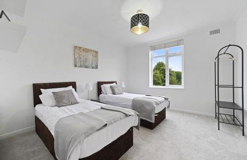 Entire 2 Bed First Floor Flat - Photo 1