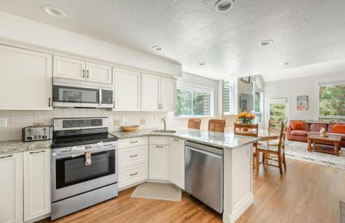 Bright and Cozy Getaway - Photo 6