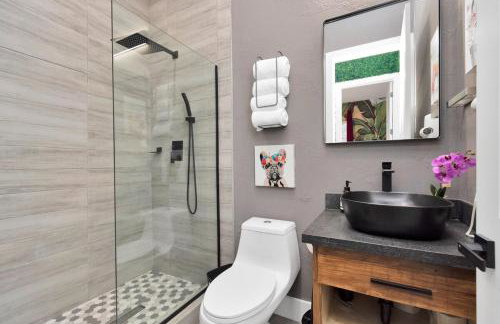 Houston's Downtown Bloom House - Spacious Floral Escape for Groups - Foto 49