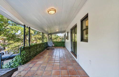 Sunny 2-Bedroom Miami Retreat with a Bright, Spacious Living Area & Relaxing Outdoor Seating - Foto 6