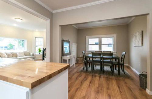 Luxurious 5 BR Home in the Heart of Sylvan Beach - Foto 53