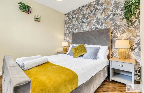 Spacious Whitwick Stay 3-Story House - Photo 1