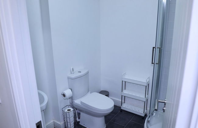 Captivating 1-bed Apartment in Nottingham - Photo 11