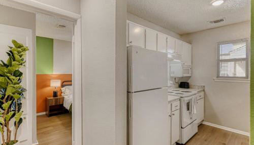 Serene King Suite Getaway - Sleeps 4 - Pool, Pkg - Foto 5