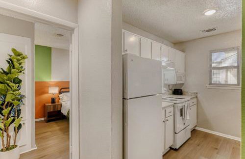 Serene King Suite Getaway - Sleeps 4 - Pool, Pkg - Foto 5