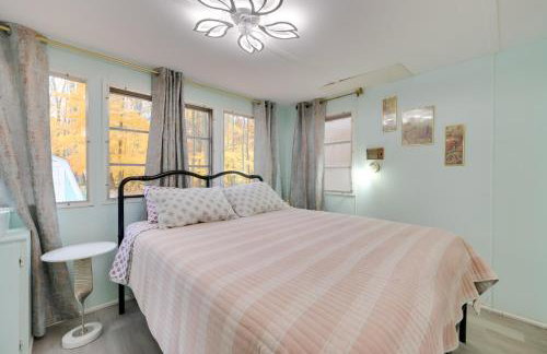 12 Mi to Skiing Manistee Lake Cottage with Fire Pit - Foto 11