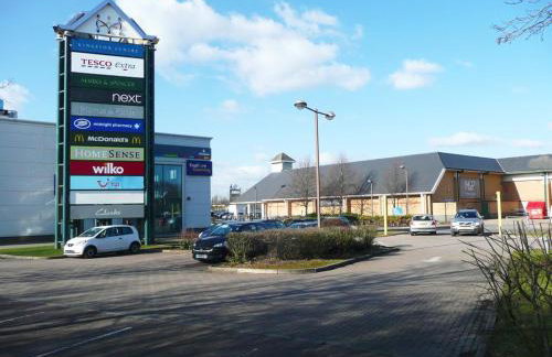 Spacious 4 Bedroom 3 Bathroom House - Sleeps up to 8 - Free Parking, Balcony, Fast Wifi and Smart TVs by Yoko Property - Photo 26