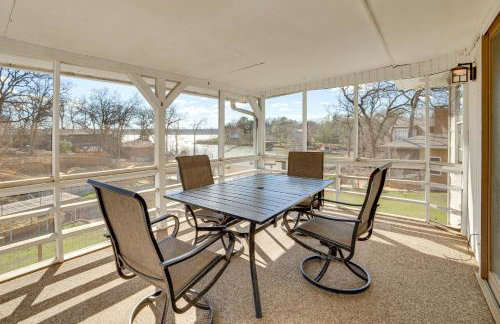 Lakeside Retreat Large Spacious Home with Game Room - Photo 2