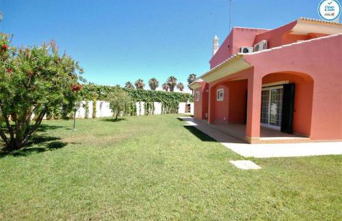 Villa Mikael - Free Wi-Fi - Aircon - Private Pool by bedzy - Foto 18