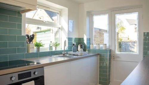 3 Bedroom home in Milton Keynes with Free Parking, WiFi and SKY TV - Foto 4, stove, dishwasher