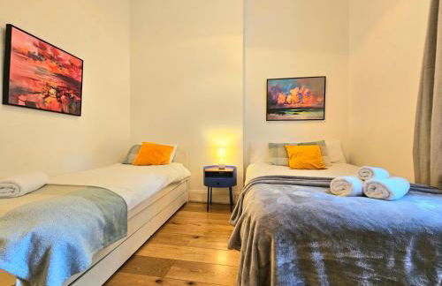 Lovely Ground Floor Home with High Ceiling and a Private Garden with Deck by Earl's Court Station - Photo 18