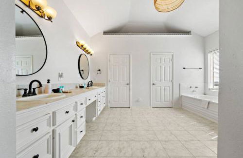 Jaw-dropping bayfront home with panoramic water views, boat slip, and cowboy pool - Foto 39