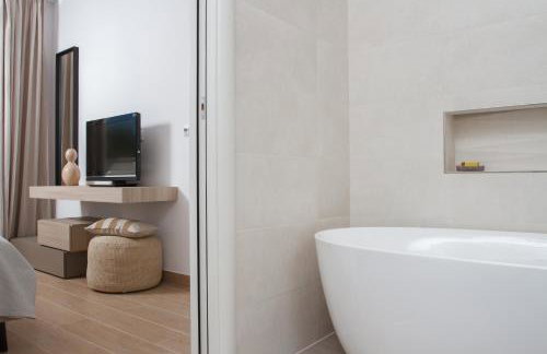 Luxury Poolside Villa - Photo 16