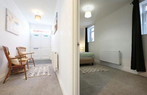 Modern 3 Bed - M4 ACCESS - Wi-Fi - Photo 32
